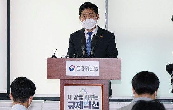 김주현 금융위원장이 지난 18일 금융부문 민생안정과제 발표 후 모럴헤저드(도덕적 해이) 논란이 불거지자 추가설명을 통해 해명하고 있다. ⓒ 금융위원회
