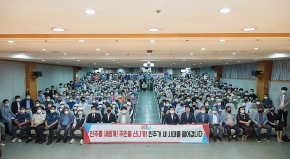 박경귀 시장은 지난 27일 인주면 열린간담회 개최 후 단체 기념촬영을 하고 있다. ⓒ 아산시