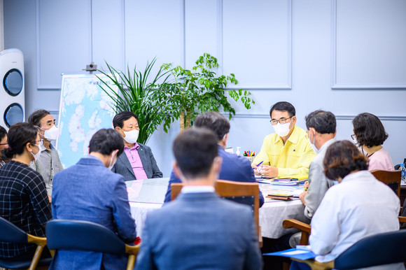 장충남 군수와 환경단체가 환경현안 문제에 대해 논의하고 있다. ⓒ 남해군
