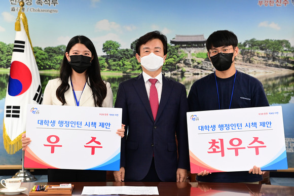 조규일 시장이 여름방학 대학생 행정인턴 우수시책 제안자를 시상하고 있다. ⓒ 진주시