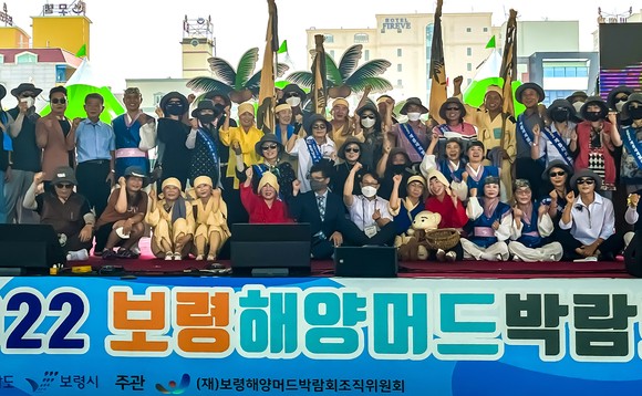 최성민 부시장(앞줄 가운데)은 지난 27일 범시민협의회원 및 엄사예술단원과 대천해수욕장을 방문해 '2022계룡세계軍문화엑스포' 홍보 후 기념촬영을 하고 있다. ⓒ 계룡시