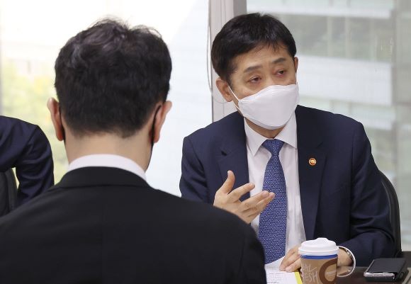 28일 오전 김주현 금융위원장이 불법공매도 처벌 강화 및 공매도 관련 제도 보완방안 합동회의에서 발언하고 있다. 이날 회의에는 이복현 금융감독원장, 신봉수 대검 반부패강력부장, 김근익 한국거래소 시장감시위원장이 참석했다. ⓒ 금융위원회