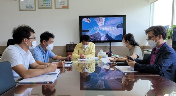 오세동 청주부시장은 28일 교통안전 대책회의 긴급 소집해 안전운전 대책 홍보를 지시하고 있다. ⓒ 청주시