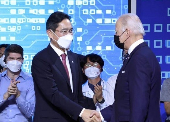 이재용 삼성전자 부회장이 지난 5월20일 오후 조 바이든 미국 대통령의 경기도 평택시 삼성전자 반도체공장 시찰 후 악수를 나누고 있다. ⓒ 연합뉴스