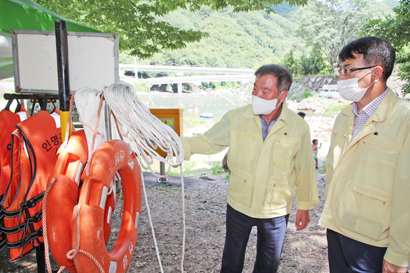 이승화 산청군수가 피서지 물놀이장 안전점검을 실시하고 있다. ⓒ 산청군