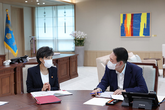 박순애 사회부총리 겸 교육부 장관은 지난 29일 초등학교 입학 연령을 1년 낮추는 방안을 윤석열 대통령에게 보고했다. ⓒ 연합뉴스