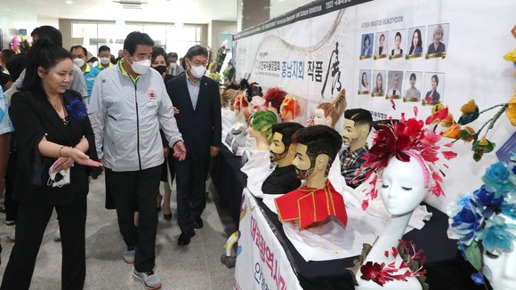 김동일 시장이 지난 30일 2022 국제머드뷰티마스터 콘테스트 시상식 전 작품을 둘러보고 있다. ⓒ 보령시