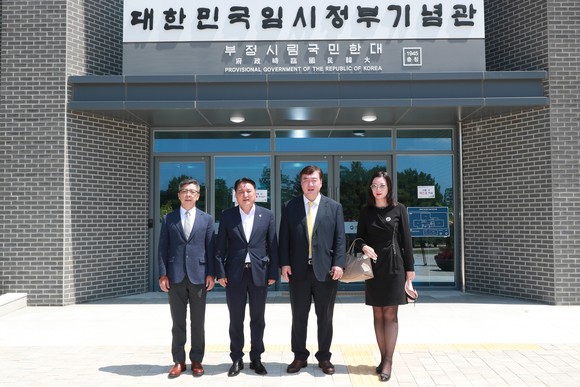 김영환 도지사는 지난 29일 청남대 임시정부기념관에서 싱하이밍 주한중국대사 방문단과 기념촬영을 하고 있다. ⓒ 충북도