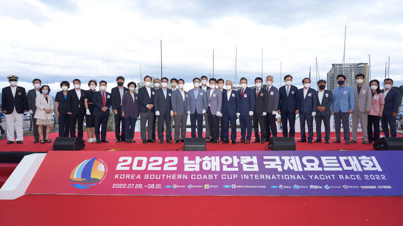2022 남해안컵 국제요트대회 개막식 기념사진 촬영. ⓒ 전라남도