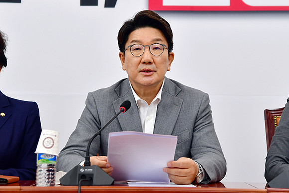 권성동 국민의힘 원내대표는 31일 직무대행직에 사퇴하겠다는 뜻을 밝혔다. ⓒ 연합뉴스