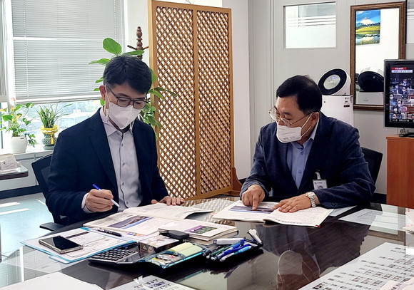 지난 20일 주낙영 경주시장이 기획재정부 김완섭 예산실장을 만나 시의 현안사업에 대해 국비요청을 논의하고 있다. ⓒ 경주시