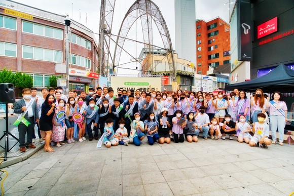 지난 7월2일 '친구사랑. 생명존중. 행복동행' 캠페인 관계자들이 행사후 기념사진을 촬영하고 있다. =최성필 기자