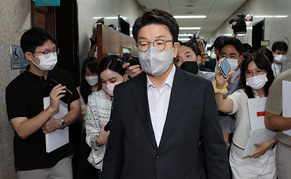1일 권성동 국민의힘 원내대표는 원내대표직 사퇴 관련 기자의 질문에 답하지 않았다. ⓒ 연합뉴스
