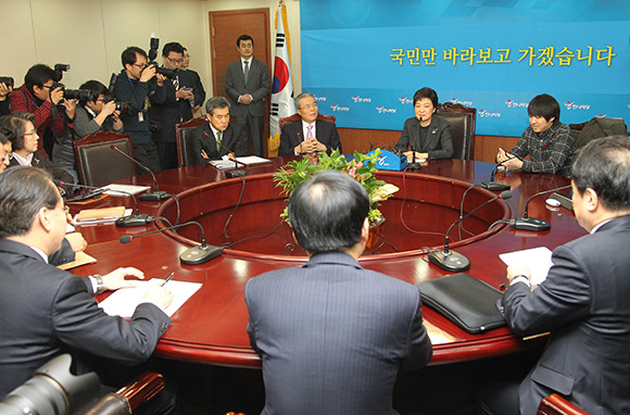 2011년 한나라당 비상대책위원회 체제가 성공한 이유로 박근혜 전 대통령이라는 구심점과 혁신안, 그리고 설득에 있다는 분석이다. ⓒ 연합뉴스