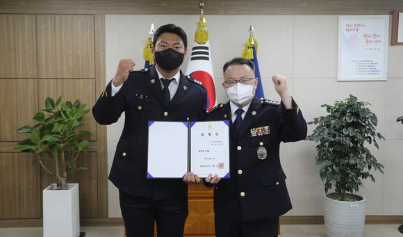 최용진 순경이 1일 특별승진 임용식을 개최 후 기념촬영을 하고 있다. ⓒ 보령해경