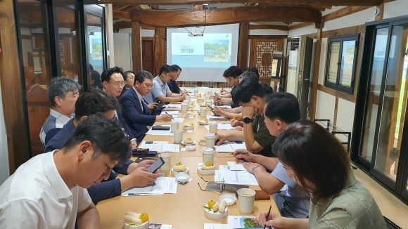 신정훈 국회의원, 윤병태 나주시장, 이상만 나주시의회 의장을 비롯한 민주당 시의원들은 1일 '나주 더민주 조찬 아카데미’를 진행했다. ⓒ 더불어민주당 나주․화순지역위원회
