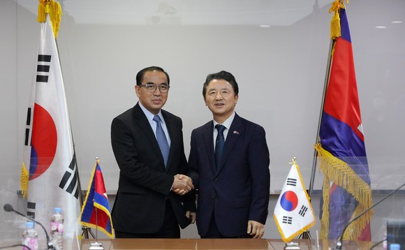 남성현 산림청장(오른쪽)과 벵 사콘 캄보디아 농림수산부 장관이 악수를 나누고 있다. ⓒ 산림청