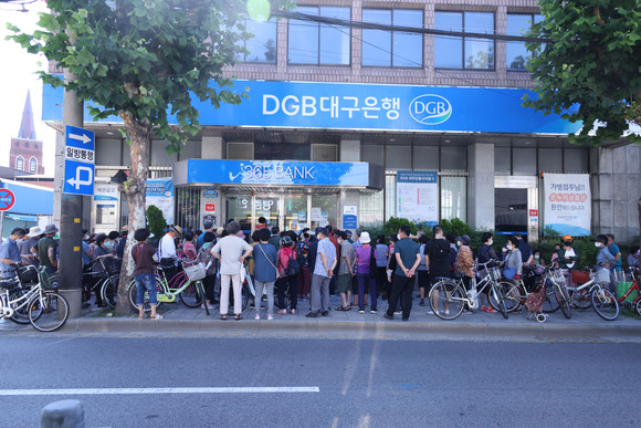 포항상품권을 사기 위해 시민들이 은행에 모여 있다. =김진호 기자