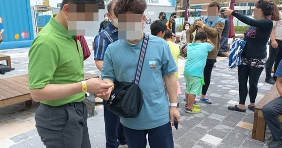 머드 풋스팟&해양스파핏을 체험하기 위해 번호표를 받고 있다. ⓒ 보령해양머드박람회조직위