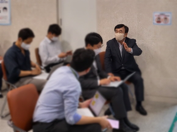 서병수 의원은 3일 일행을 기다리는 동안, 기자들 앞에서 기자회견 방식이 아닌 질의응답식으로 질문에 답했다. =박성현 기자
