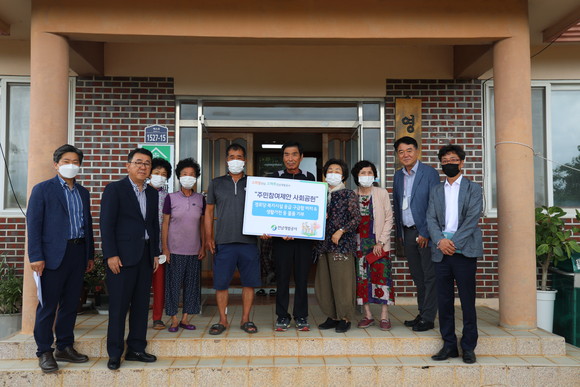 전남개발공사 김철신 사장 일행은 3일 전남지역 복지시설을 찾아 위문했다. ⓒ 전남개발공사