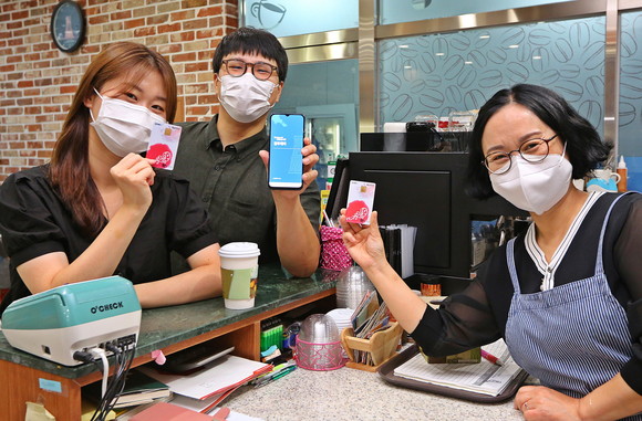 경주시민들과 상인이 카드형과 어플형 경주페이를 들고 포즈를 취하고 있다. ⓒ 경주시청