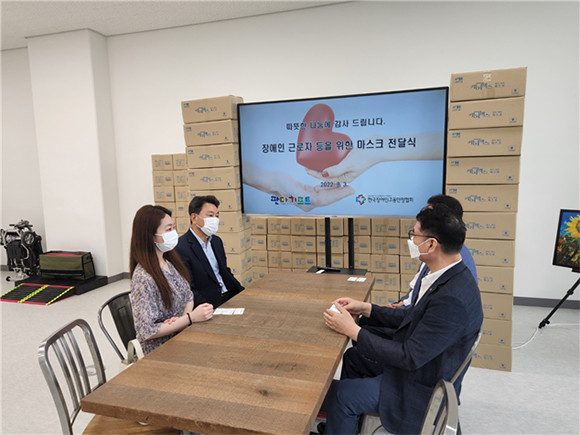 추민지 판다기프트 대표가 3일 마스크 2만장을 기부했다. ⓒ 한국장애인고용안정협회