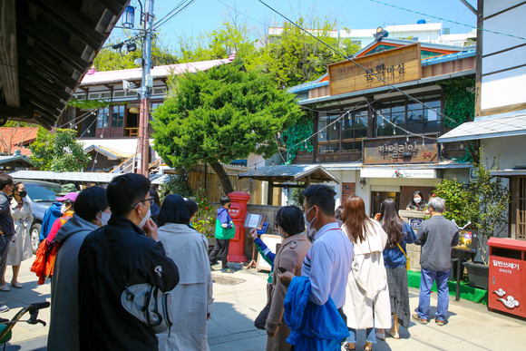 포항시 구룡포 '동백꽃 필 무렵' 촬영지를 찾은 관광객들. =김진호 기자