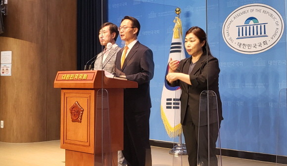 국민의힘 소속인 조해진 의원과 하태경 의원은 4일 상생 비상대책위원회 구성을 위한 당헌개정안을 제출한다고 발표했다. = 박성현 기자