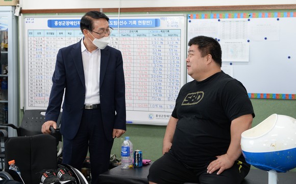 지난 3일 홍성군 장애인직장운동경기부와 홍성군청 양궁선수단 훈련장을 방문해 선수들을 격려하고 있는 이용록 군수. ⓒ 홍성군