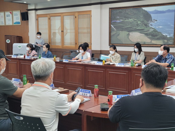 남해군이 고령친화도시 재가입 위한 제2기 고령친화도시 조성 연구용역 중간보고회를 개최하고 있다. ⓒ 남해군