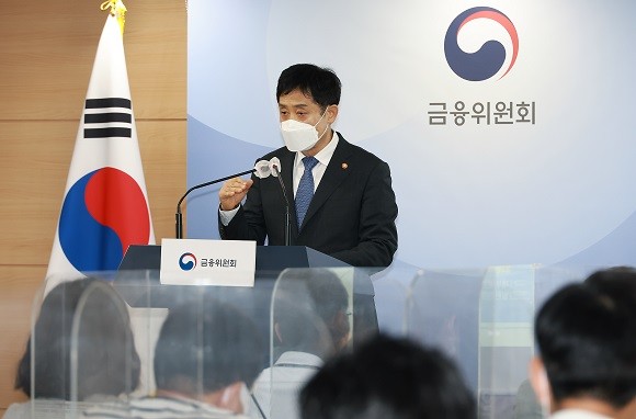 김주현 금융위원장이 8일 오전 서울 종로구 정부서울청사 에서 금융위원회 업무보고 브리핑을 하고 있다. ⓒ 금융위원회