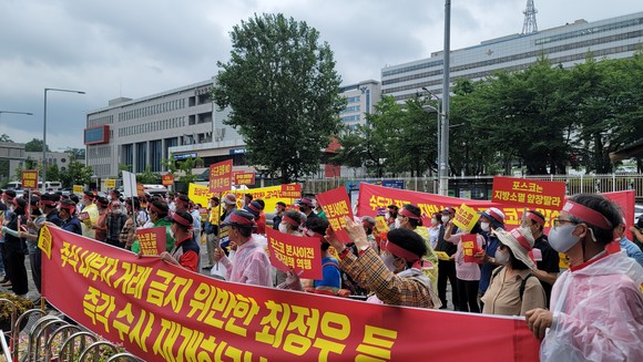 포항시민들이 8일 용산 대통령 집무실 앞에서 최정우 회장 퇴진을 요구하는 집회를 벌이고 있다. =프라임경제