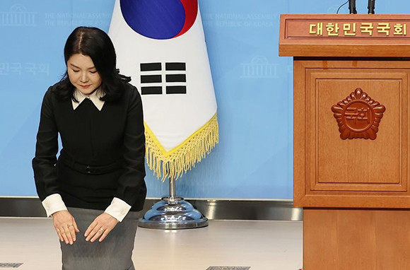 류여해 전 자유한국당 최고위원은 9일 국회 소통관에서 큰절을 했다. ⓒ 연합뉴스