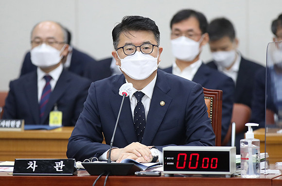 장상윤 교육부 차관은 9일 국회 교육위원회에서 초등학교 입학연령 하향 정책 철회에 대한 답변을 피했다. ⓒ 연합뉴스