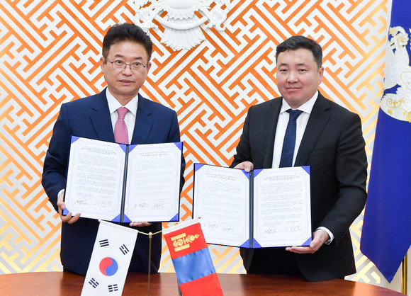 이철우 경북도지사가 8일 몽골 울란바타르시에서 제1부시장과 우호협력 체결을 하고 있다. ⓒ 경북도