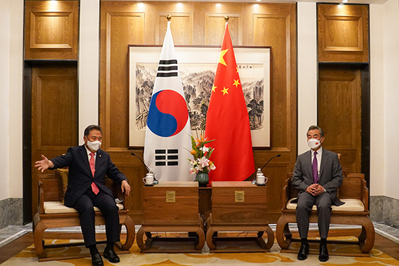 한중 외교장관 회담에서는 사드 문제부터 북한 비핵화, 한한령 문제 등이 언급됐다. ⓒ 연합뉴스