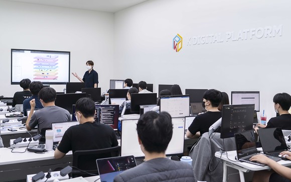 K-디지털 플랫폼 내 전시공간과 디지털 교육과정에서 수강 중인 학생들의 모습. ⓒ SK텔레콤
