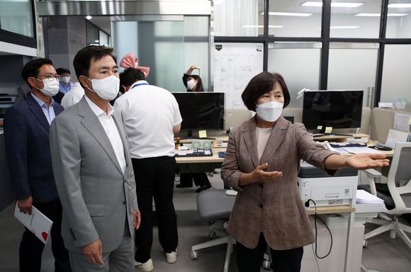 지난 9일 충남자립지원전담기관 현장을 방문한 김태흠 지사 모습. ⓒ 충남도
