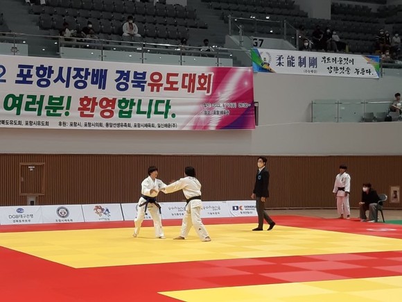 10일 포항실내체육관에서 개막된 2022년 동암선생 추모 포항시장배 경북유도선수권대회에서 여자선수들이 기량을 겨루고 있다. ⓒ 포항시청