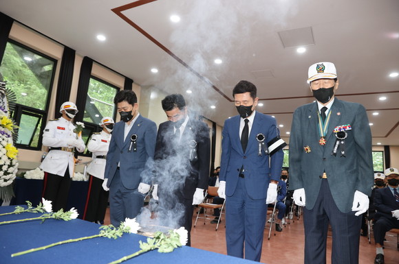 11일 제66회 전몰학도의용군 추념식에서 이강덕 포항시장과 박용선 도의회 부의장 및 참석자가 헌화·분향 후 묵념하고 있다. ⓒ 포항시