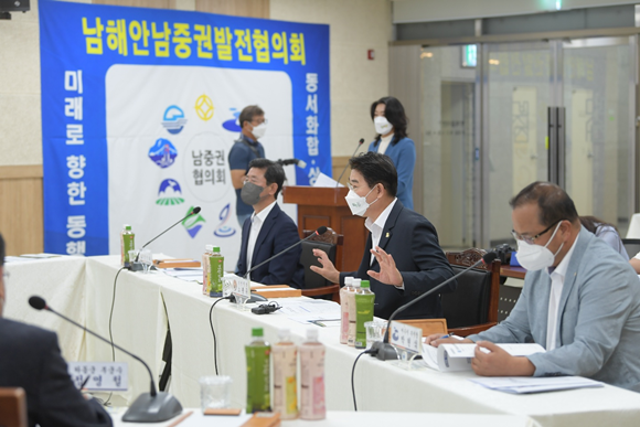 노관규 순천시장(가운데)이 남해안남중권발전협의회에 참석해 경전선 전철화 사업의 심각성을 제기했다. ⓒ 순천시