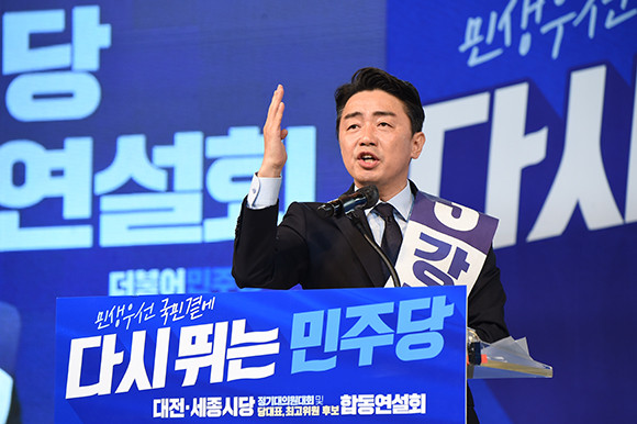 강훈식 더불어민주당 의원은 15일 더불어민주당 대표 후보직에 사퇴하겠다는 뜻을 밝혔다. ⓒ 연합뉴스
