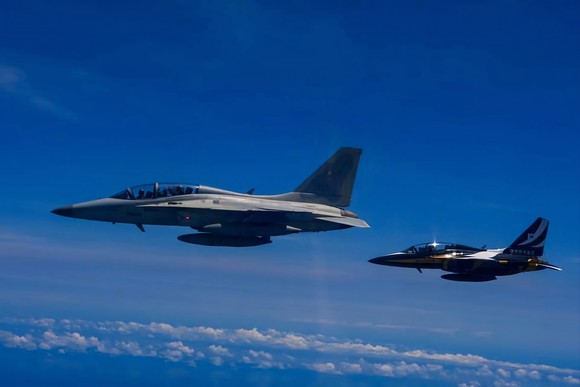블랙이글스 T-50B와 필리핀 공군의 FA-50PH가 편대비행을 하고 있다. ⓒ 대한민국 공군