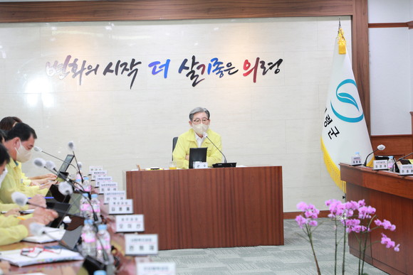 오태완 의령군수가 혁신·협업 전환을 위한 현안업무 추진상황 보고회를 주재하고 있다. ⓒ 의령군