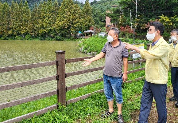 이응우 시장이 지난 14일 입암저수지 침수지역을 현장점검 하는 모습. ⓒ 계룡시