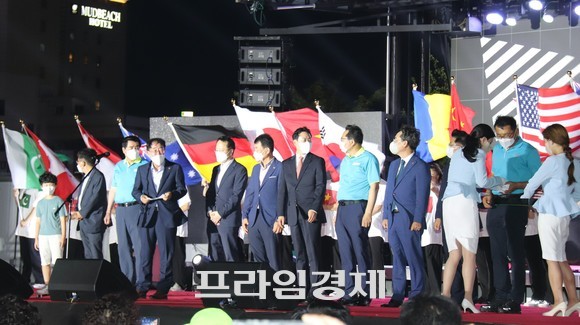 박람회 성공 개최를 기념하기 위해 박람회와 관계된 9종류의 소장품을 타임캡슐에 봉인하는 퍼포먼스를 했다. ⓒ 프라임경제