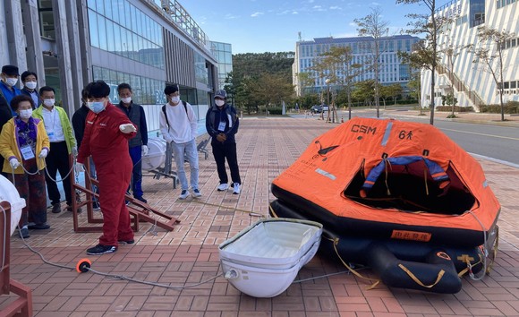 구명장비 사용 교육 장면. ⓒ 한국어촌어항공단