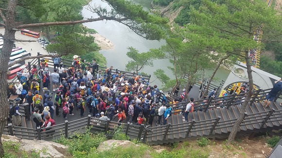 월영산 출렁다리 관광객 모습. ⓒ 금산군
