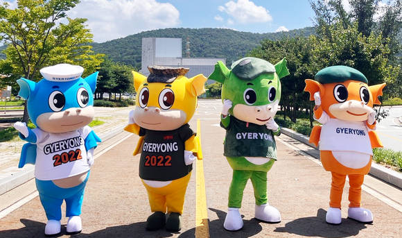 비룡이 캐릭터 홍보활동 모습. ⓒ 2022계룡세계軍문화엑스포조직위